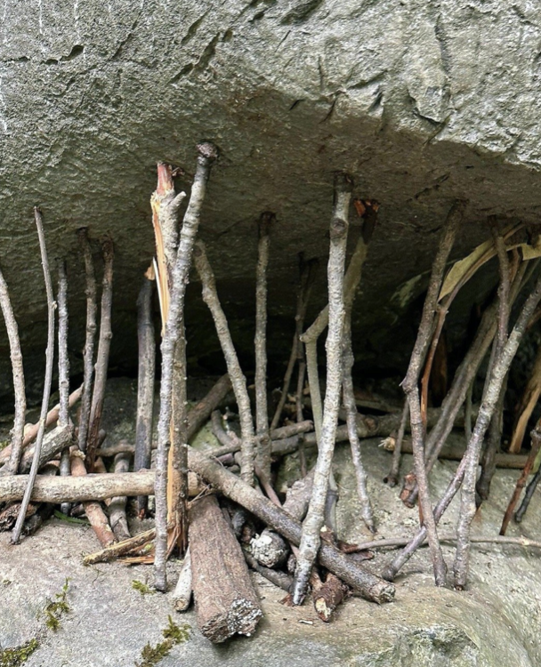 在南方的很多山区，为何总能见到大石头被小木棍撑着？有啥说法吗