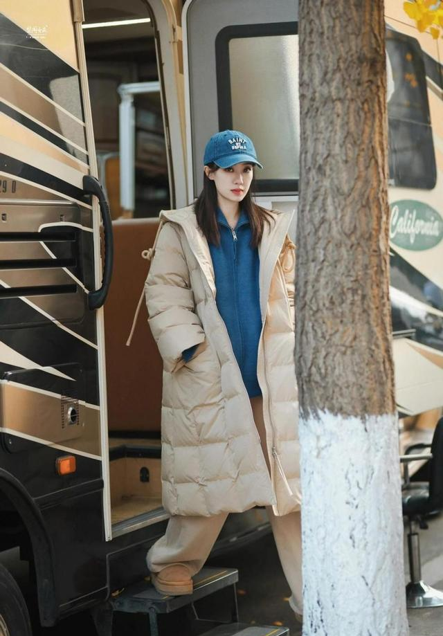 看了张小斐穿搭，我悟了：羽绒服不配牛仔裤、短靴，才更高级时髦