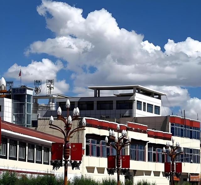 终于让印度怕了！中国斥资千亿，在5400米海拔建成一座现代化小城