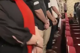 震撼！伊朗首映长津湖，国歌响起全体起立，感动的快要哭了！图片