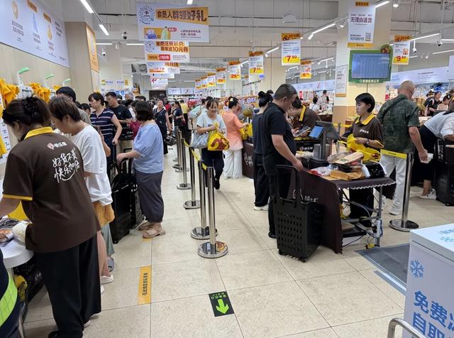 外卖三巨头刚被约谈过，就又杠起来了，纷纷转战大型折扣超市