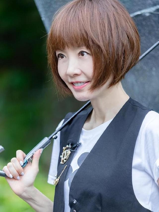 55岁发福后的鲁豫很养眼，如今胖出新宽度，曾经的她真没法看！