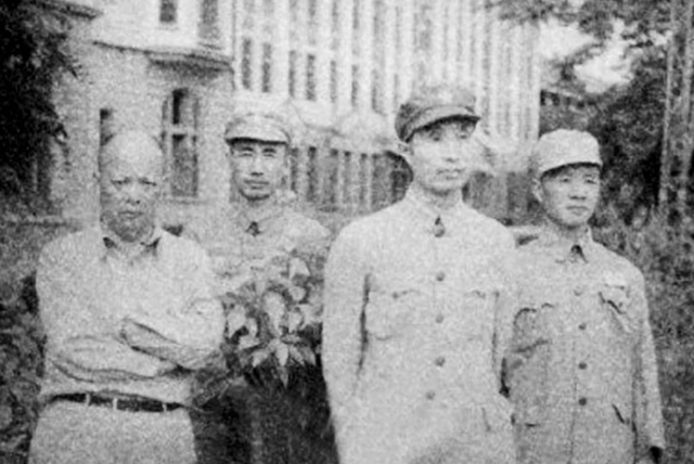 起义将领嫌解放军文化低不肯配合，毛主席问：你们是国民党员吧？