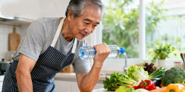 别信“肌肉流失不可逆”！中老年人8项运动筑牢防护墙