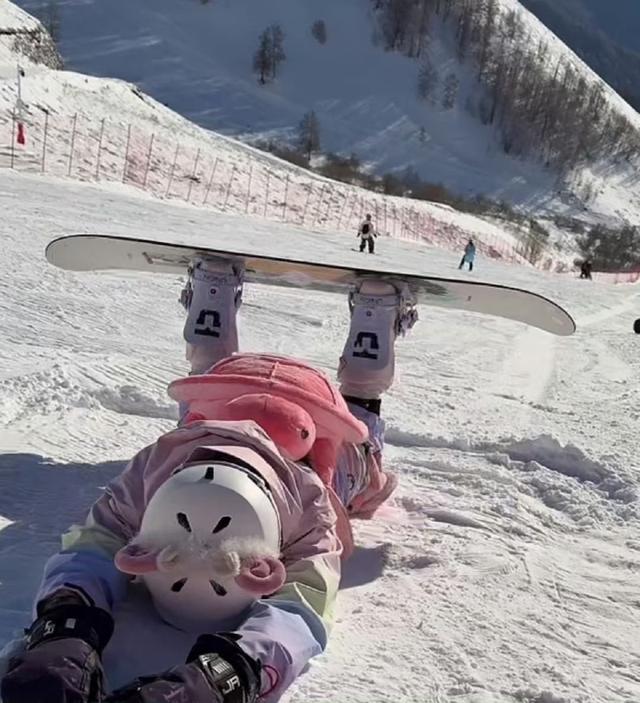 全红婵新疆滑雪初次就尝试单板被质疑不是有脚伤，网友怒气回怼