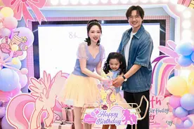 董璇罕晒全家福，和前夫为女儿庆生，高云翔与前岳父母合影显拘谨图片