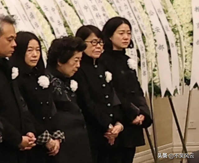 翁帆现身葬礼！穿黑色衣服站在首位，眼睛哭肿了，送丈夫最后一程