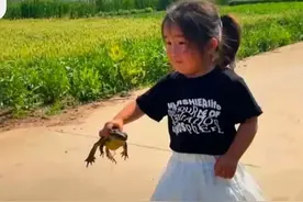 姜萍决赛后，一张手捏蛤蟆的照片跟着火了，网友起名：轻松拿捏图片