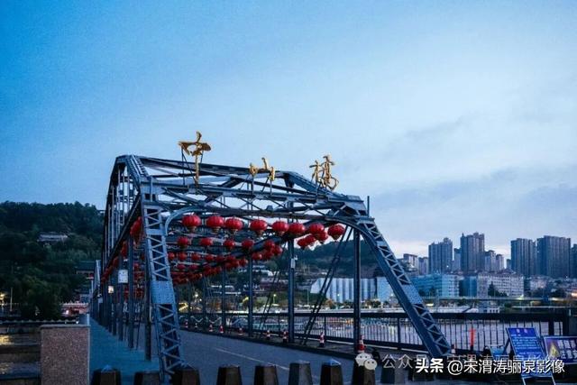 甘肃兰州：兰州两日游之兰州黄河铁桥中山桥夜景醉人 大气磅礴