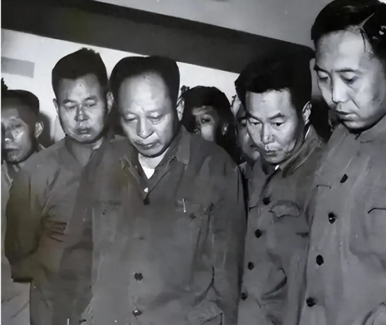 1978年他从副总理被撸成普通工人，事后反倒安慰妻子：我心里有数