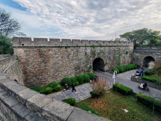 2025北京到海南行程第七天：离湖北过长江进湖南，雨中游“诗墙”