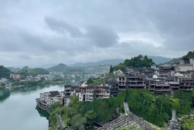 湖南这个千年古镇，被誉为“土家第一镇”，挂在瀑布上的千年王宫