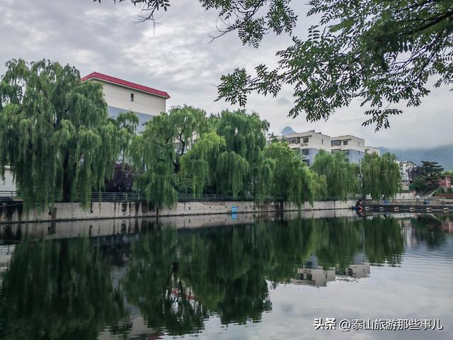 泰山脚下奈河之滨一处游园，小桥流水，是泰安人自己的“山塘街”