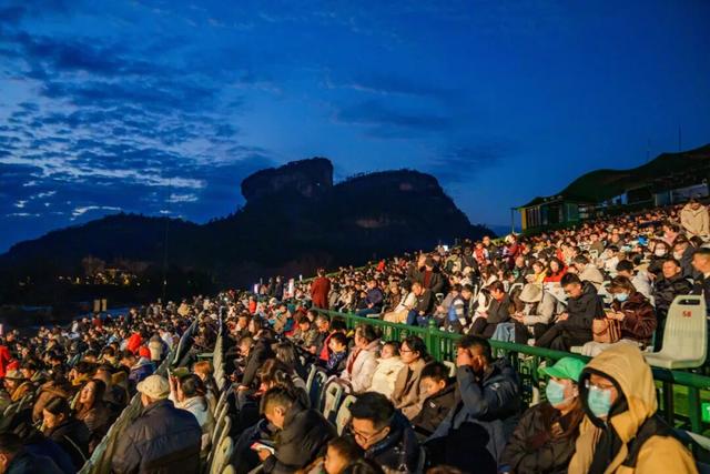 演出散场后，我在印象大红袍被“正式收编”为一匹马，真实写照，过于好笑！