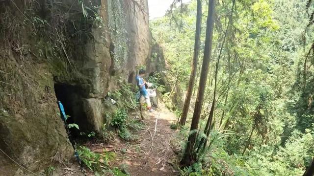 重庆大学城深山发现一排蛮子洞，内部有古人留下的文字和生活痕迹