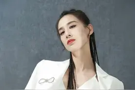 藏了8年才被公开身份！她一年2亿零花钱，演周星驰“盲女”出名！图片