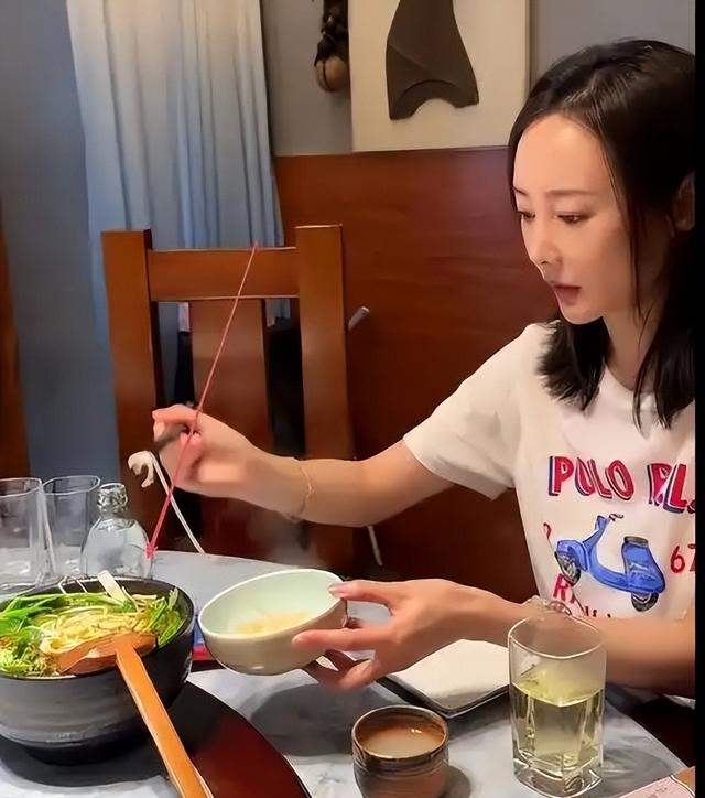 李纯婚后放纵开始还债了	，健身累到大腿颤抖，带上北京爷们一起练