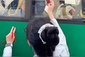 异国他乡的送别一幕，仪仗兵哥哥的中国结，女子用巧克力饼干相赠图片