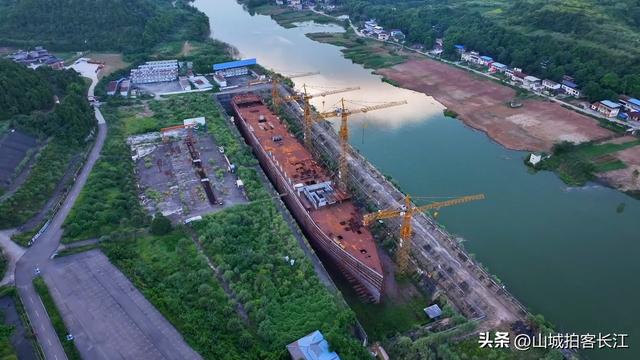 四川这座年轻县，不仅藏着世界石油钻井之父，还有能让人漂浮的海