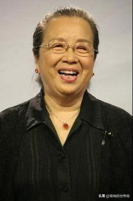 婚姻事业全“泡汤”，沉寂4年后，赵薇罕见露面吃席，面相全变了