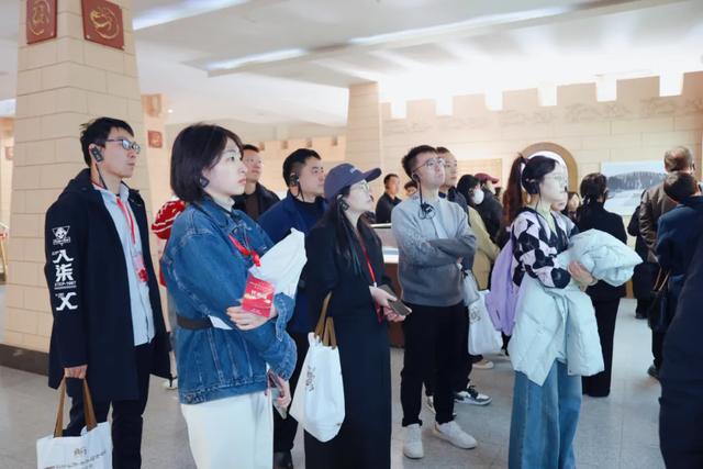 第六届丝绸之路与敦煌历史文化学术研讨会与会嘉宾赴阳关实地考察