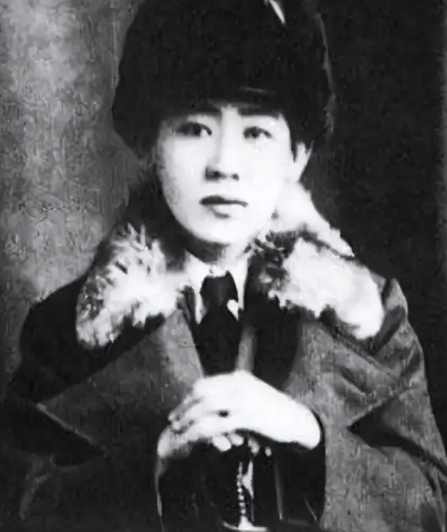 他将38个儿女送国外，临终告诫说：不准为中国效力，一女臭名昭著