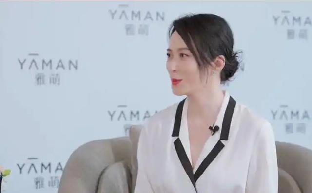 至今未婚未育，身边却有男人陪了近20年！54岁的她才是人间通透