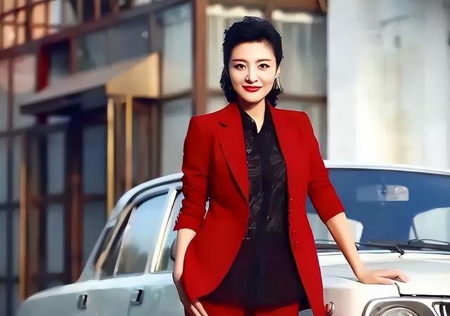 周涛：一婚嫁才子，二婚嫁富豪，53岁又换工作，她哪来的底气？