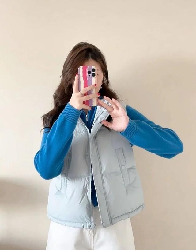 今年秋冬一定要试试蓝色针织，清爽减龄！太显气质了