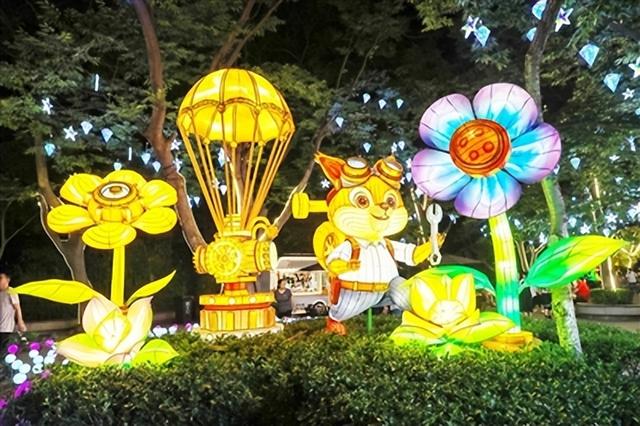 来青必打卡 光影艺术正狂欢 市民热心当导游：“和前海一线‘打包’看才过瘾！”
