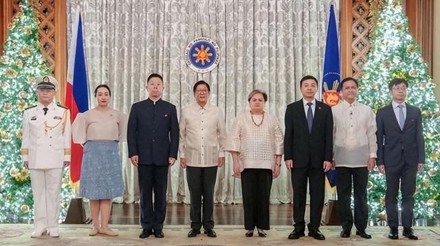 美国航母也没用！马科斯认怂，连夜向华交底，要签南海“生死状”