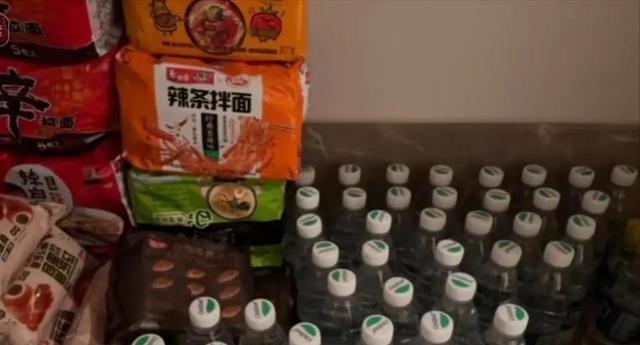 国乒夺冠后回国，恶心一幕发生，王楚钦气得直摇头，没人笑得出来