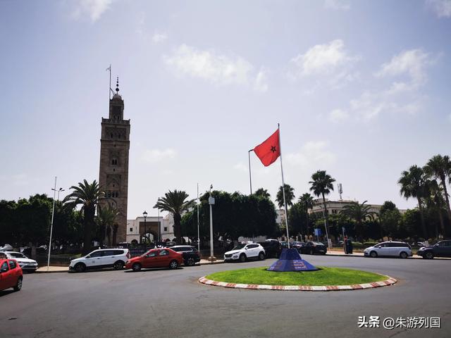 蓝白巷弄与敞门面包车，摩洛哥的荒诞与真实