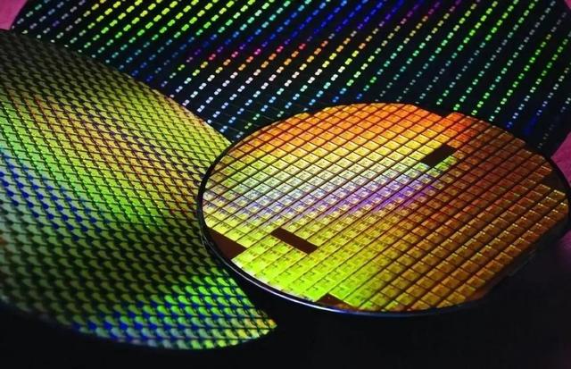 仅差1美元，他误成芯片霸主，同门师弟却弃美回国，誓死突围！