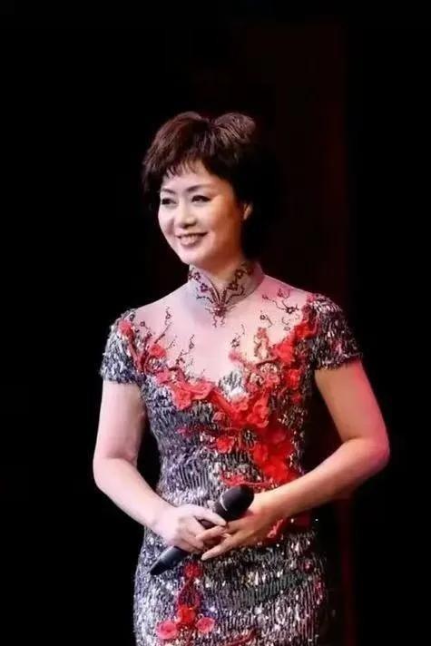 至今未婚未育，身边却有男人陪了近27年！59岁的她才是真人间清醒