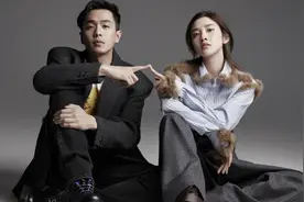 张若昀唐艺昕出游新疆，抽烟偷感太重，麦田里拥抱大自然好惬意！图片