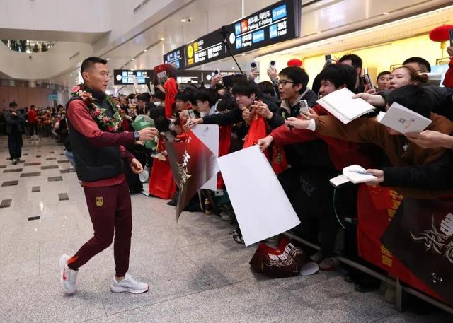 U23国足抵京，多位七旬球迷自制横幅接机，门将李昊：“没有虽败犹荣，回去好好总结	”