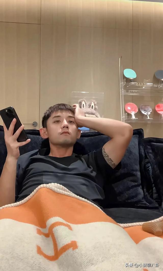 张继科直播居然这个姿势？被网友群嘲，粉丝反驳是不是管太多了？