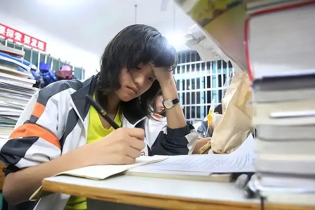 一人之力挑战学界！Meta华人总监用数学证明：AI的学习分这三步