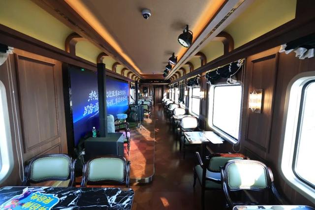 “哈尔滨”的移动城堡 尽享奢华！有观景天窗的豪华专列！