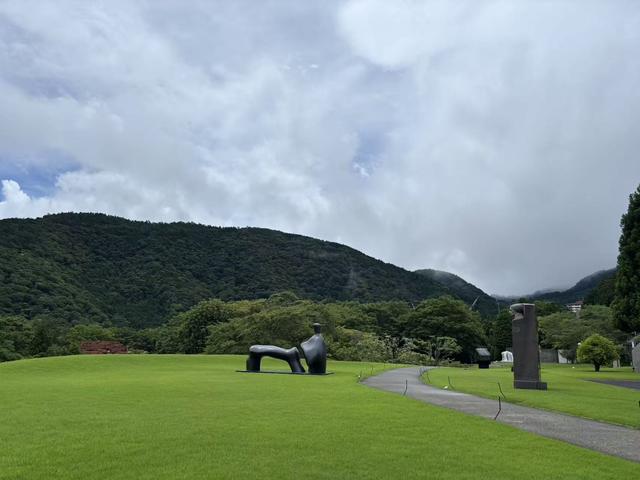 雨中游雕刻之森美术馆