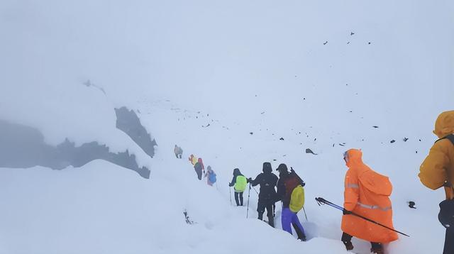 珠峰暴雪被困后续：向导人肉开路，百余人因此获救，有人重金感谢