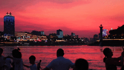 江边全是人！“夏威夷·宾”名场面又来了