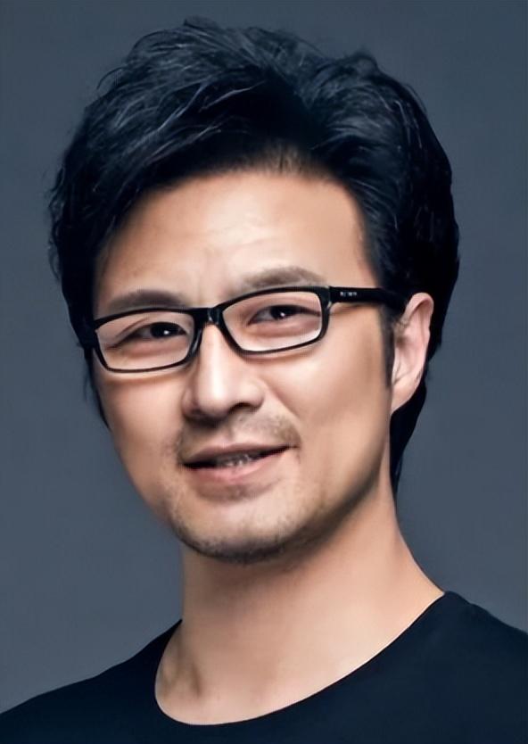 章子怡也没想到，离婚刚两年的54岁汪峰，竟走上了另一条上坡路