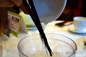 【疾控科普】在外就餐，餐具用前要不要涮一涮图片