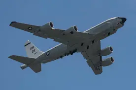 美航母来了，中美航母编队南海对峙，美轰炸机群升空，解放军亮剑图片