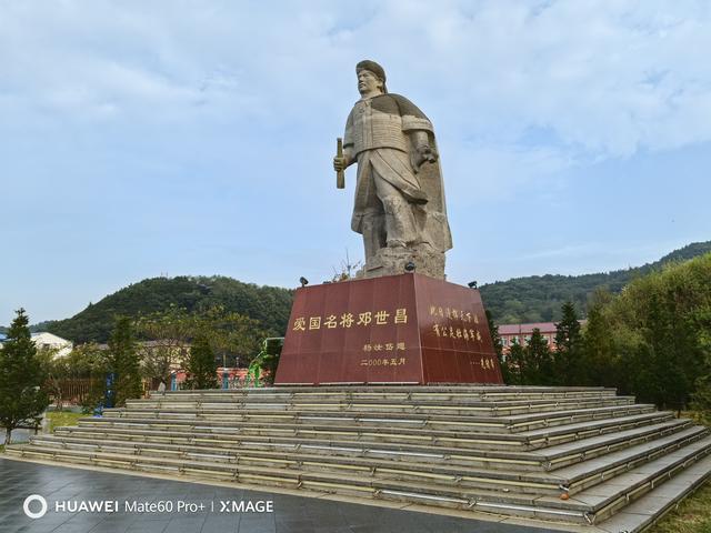 看日出云里难见尊容，望日落天空缺少云霞。