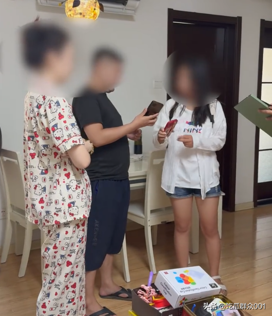 陈世美转世?18岁女孩一天3份工送男友读书，他却转身迎娶白富美
