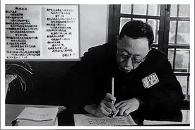 56年，众人商讨如何处置溥仪，毛泽东：不但不杀，还要给口饭吃图片