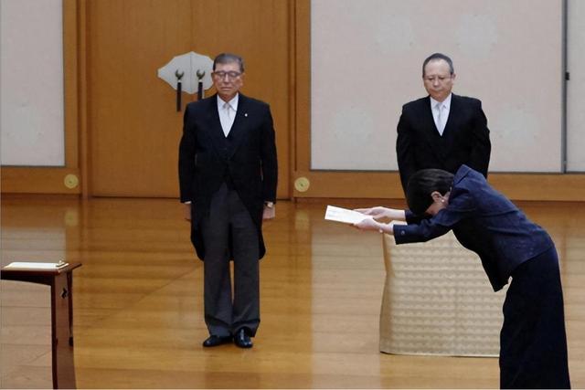 沉寂1天，高市早苗终于签字，日本砸9万亿反华，解放军动作更大